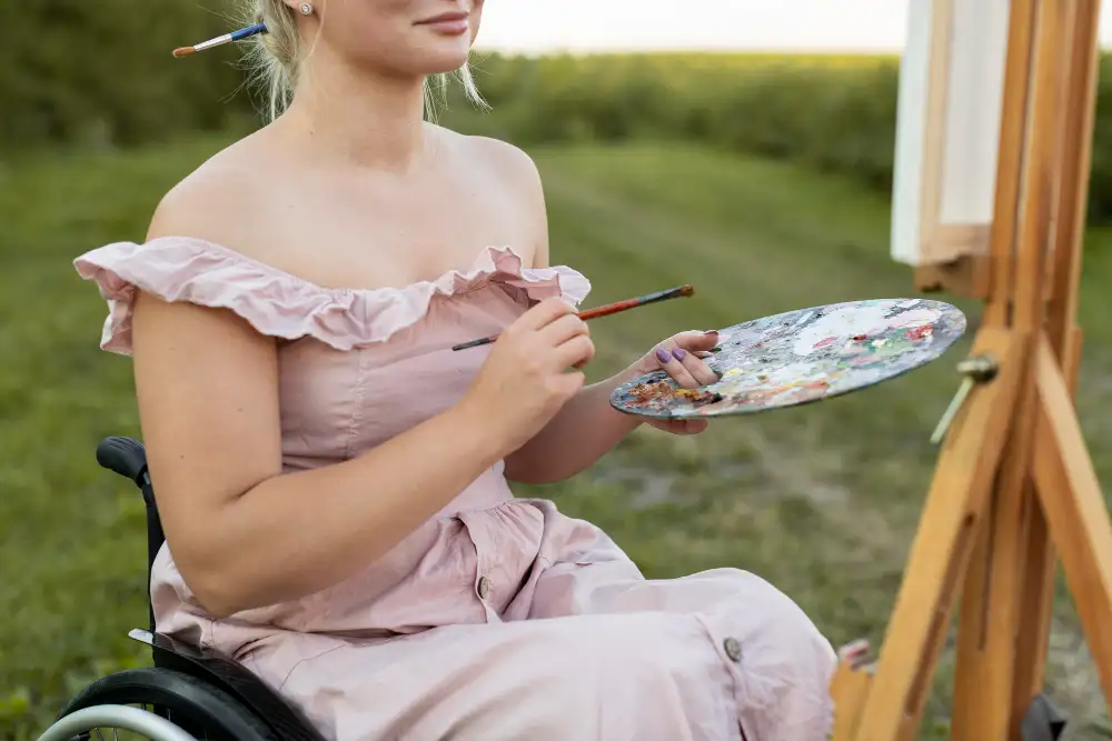 mujer en silla de ruedas disfrutando del arte al pintar un cuadro