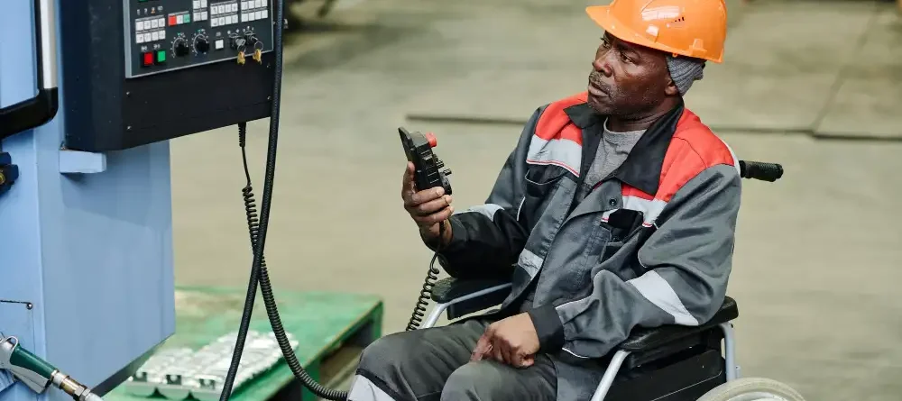 Técnico industrial en silla de ruedas